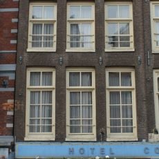 Pand met gevel onder rechte lijst goede roedenverdeling