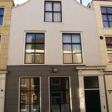 Huis met klokgevel met segmentvormige afdekking