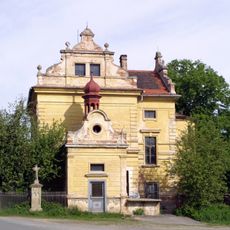 Bývalá obecná škola s kaplí