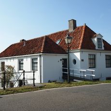 Gewit pand zonder verdieping met schilddak, gedekt met pannen