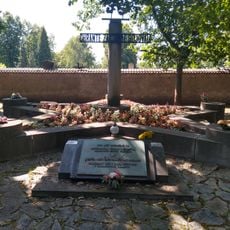 Pomník československým a sovětským partyzánům u hřbitova