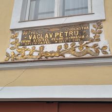 Pamětní deska Václava Petrů v Pelhřimově