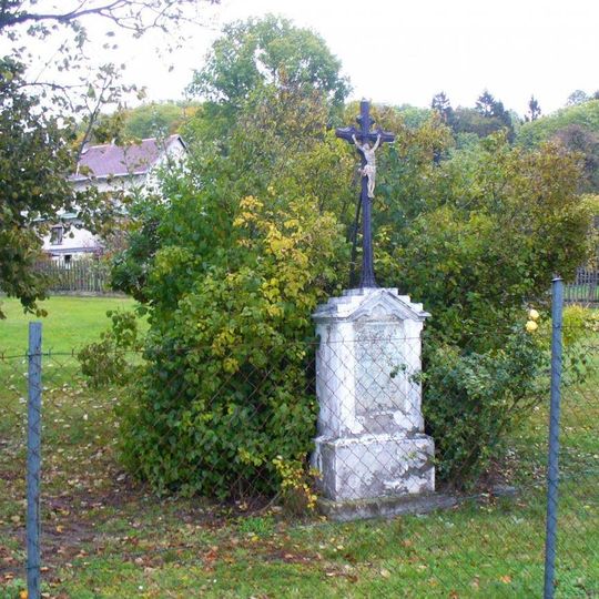 Kříž v zahradě domu 112 v Novém Oldřichově