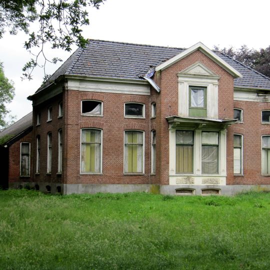 Dwarshuisboerderij in eclectische stijl met classicistische motieven