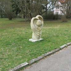 Kamenná plastika srdce v parku u Plzeňské ulice v Konstantinových Lázních