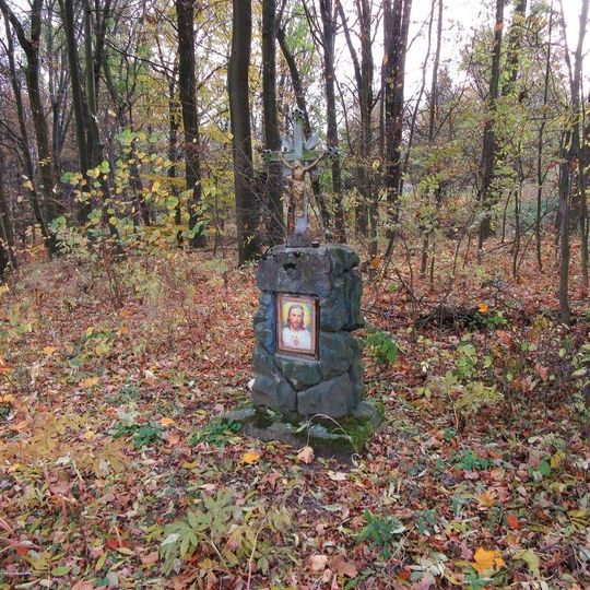 Kříž západně od Zvole v lesíku