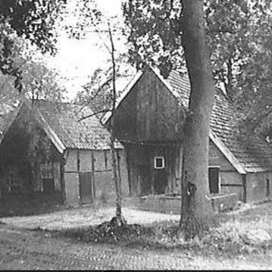 Boerderij met vakwerk met baksteenvulling en houten topgevels boven woon- en bedrijfsgedeelte