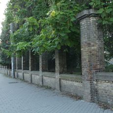 Gymnázium, oplotenie