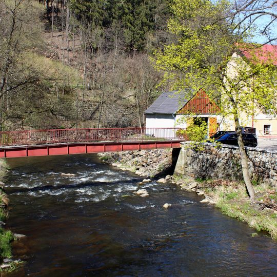 Lávka přes Teplou ke Starému mlýnu v Březové