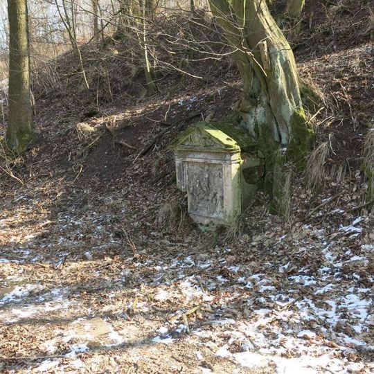 Podstavec ulomeného kříže u potoka v Suleticích