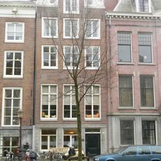 Pand met halsgevel met uitzonderlijke vleugelstukken