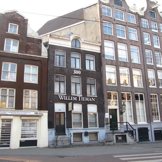 Pand met gevel onder cirkelvormig verhoogde lijst