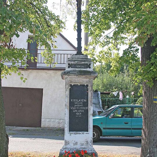 Boží muka na křižovatce silnic ve Vrbatově Kostelci