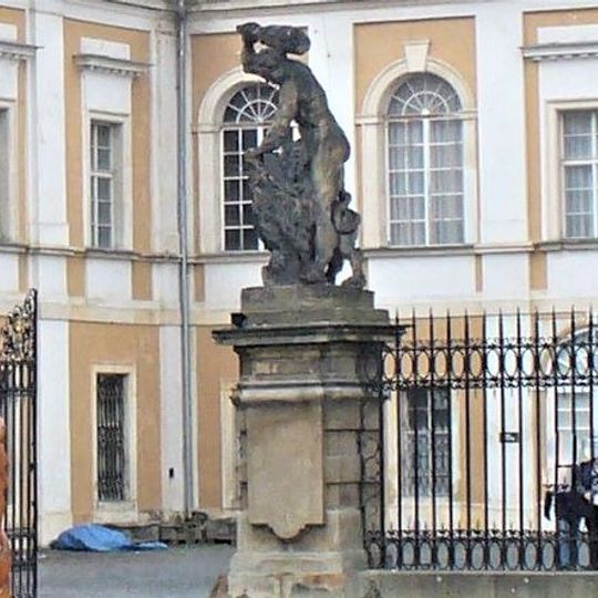 Socha Herkules se lvem před zámkem v Duchcově