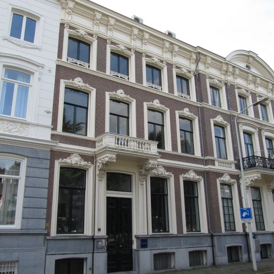 Herenhuis, gebouwd door de aannemer-architecten Bernhard Kuhnel en Johann Diedrich Meiners in eclectische bouwstijl
