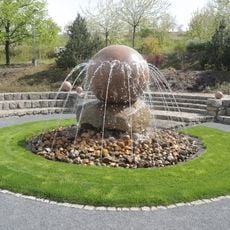 Fontána před areálem Pražských služeb