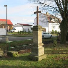 Kříž u potoka za kaplí v Louce u Litvínova