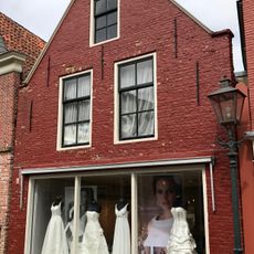 Pand met topgevel opgetrokken bij Heiligeweg 23