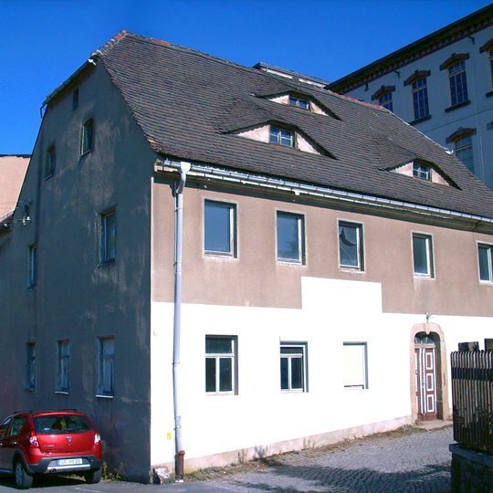 Wohnhaus in Ecklage und Toreinfahrt Feldstraße 2