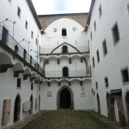 Starý zámok, nádvorie hradné