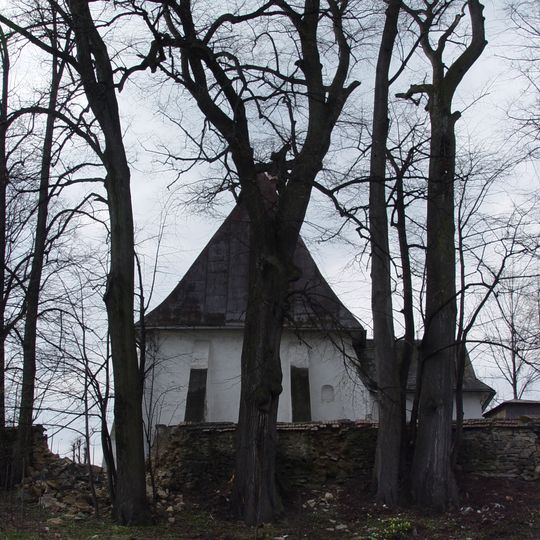 Ogrodzenie kamienne z 2 kaplicami i bramkami