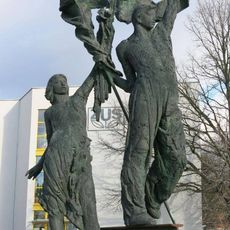 Socha Budovatelé stavby mládeže u Citadely v Litvínově