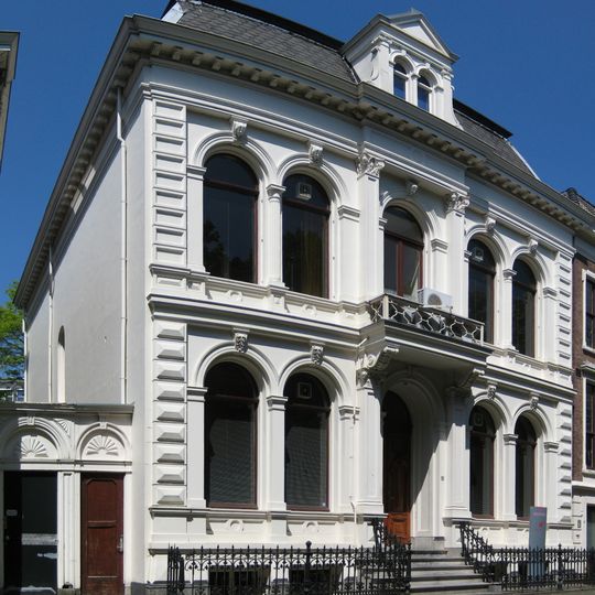 Eclectisch herenhuis met houten gangpoortje