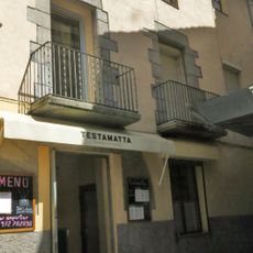 Obertures d'una casa de la plaça Dama