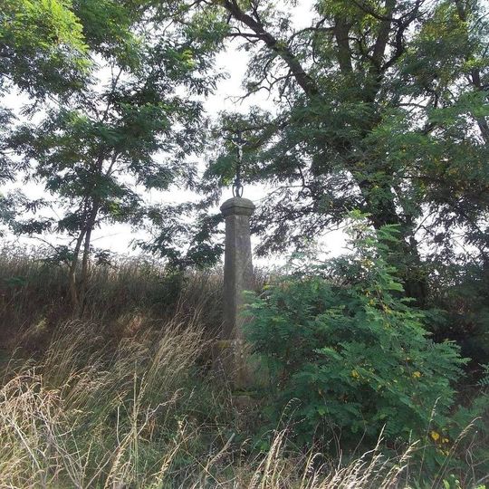 Kříž východně od Buzic u remízku