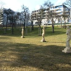 Alegorie Léta v parku na Kajetánce