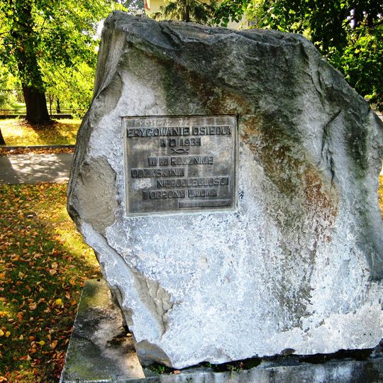 Skwer z kamieniem węgielnym osiedla Nasz Dom