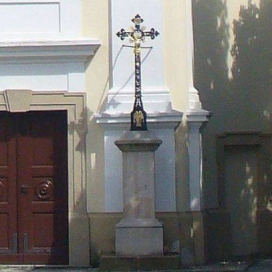 Kříž u kostela svaté Rozálie v Horních Věstonicích