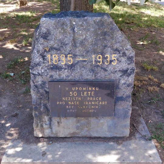 Pomník baráčníků v ulici Na Neklance v Praze