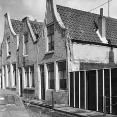 Huis met tuitgevel aan de straat