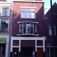 Onderkelderd huis met gepleisterde lijstgevel