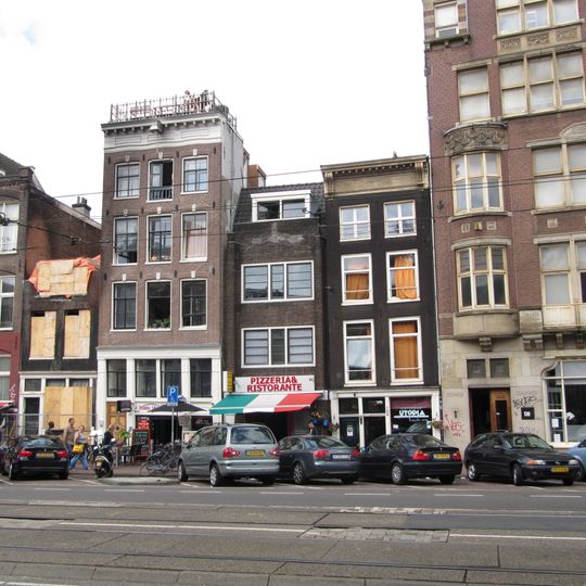 Pand met gevel onder rechte klossenlijst met twee consoles midden