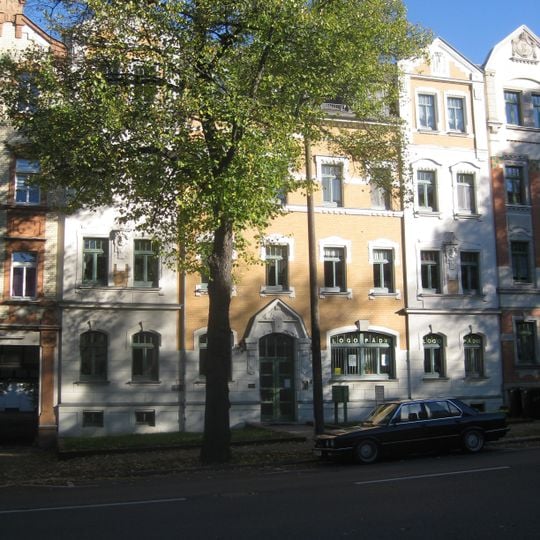 Mietshaus in geschlossener Bebauung mit Vorgarten Geibelstraße 9