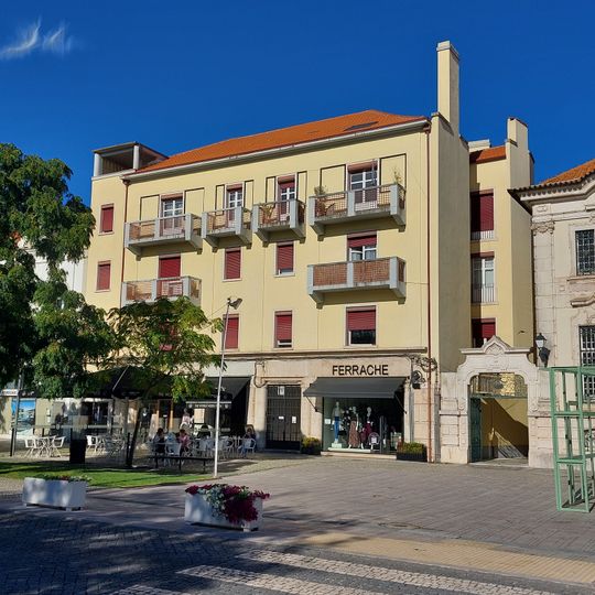 Edifício no Largo 5 de Outubro