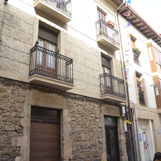 Atzeko kalea 11 etxea