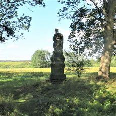 Socha blahoslaveného Hroznaty u silnice západně od kláštera v Teplé