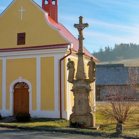 Kříž ve Hvozdečku u kaple na návsi