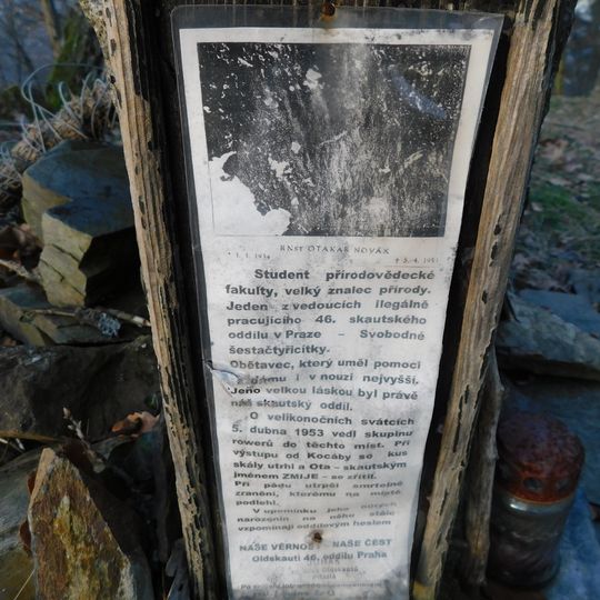 Pomníček Otakara Nováka na hřebeni nad údolím Kocáby u Štěchovic