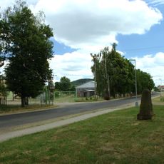 Podstavec s ulomeným křížem na Hlavní ulici u hřiště ve Vrbici