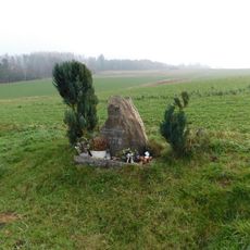 Pomník Karla Švece u silnice mezi Okrouhličkou a Suchou