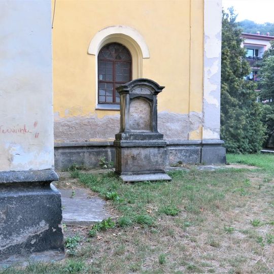 Kaplička vpravo u kostela v Chlumci