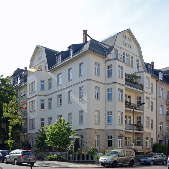 Mietshaus in Ecklage in geschlossener Bebauung, mit Vorgarten Henriettenstraße 48