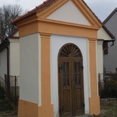Výklenková kaplička v Břilicích u potoka