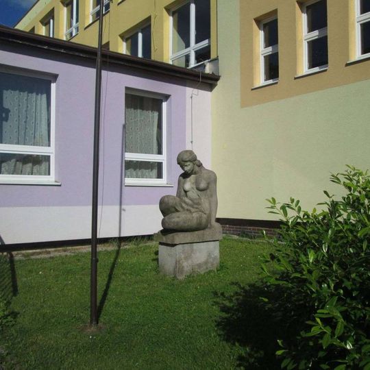 Socha u školy ve Strašicích