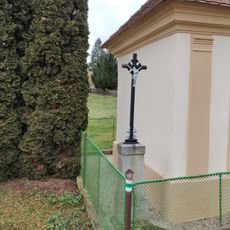 Kříž před kaplí