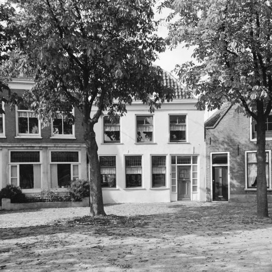 Pand met gepleisterde lijstgevel